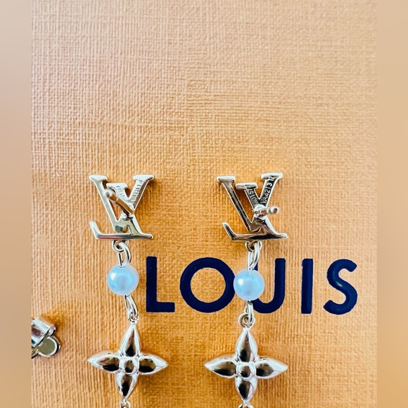 Stunning feminine Louis Vuitton Louisa Earrings! Used one time only ! - Picture 5 of 5